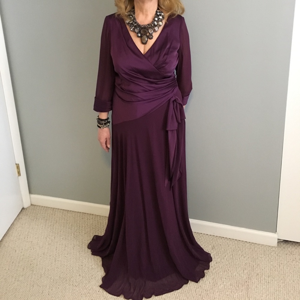 Purple evening dress.New. Jewelry is not included